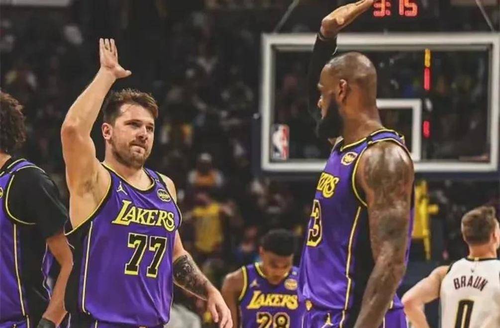 包含NBA东部决赛惊险展开，球迷热情助威的词条